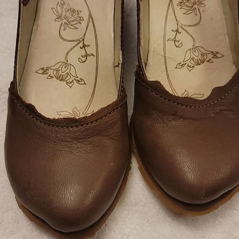 El naturalista Mary Jane style shoes size 8